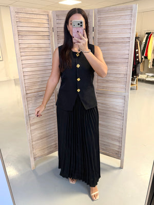 Asel set with gold buttons